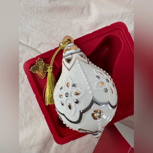 2024 Lenox Annual Ornament - Picture 2 of 7
